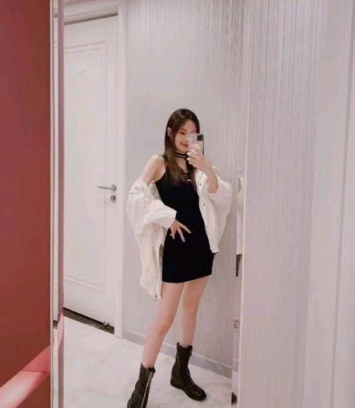 李小璐晒清凉美照腹部刀疤清晰可见
