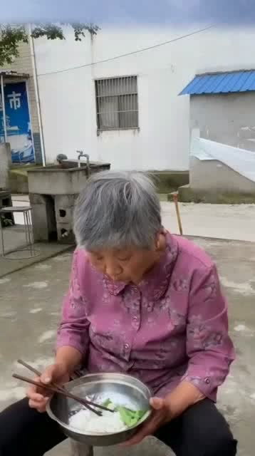 大妈被小伙误伤,用一招,让他知道社会的险恶